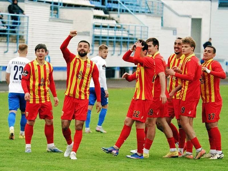 ИЗ СВЕЖЕГО НОМЕРА. . Чудо-гол Алана Хугаева Несмотря на убедительную победу в прошлом туре над ставропольчанами, Дмитрий Фомин сделал четыре перестановки в стартовом составе