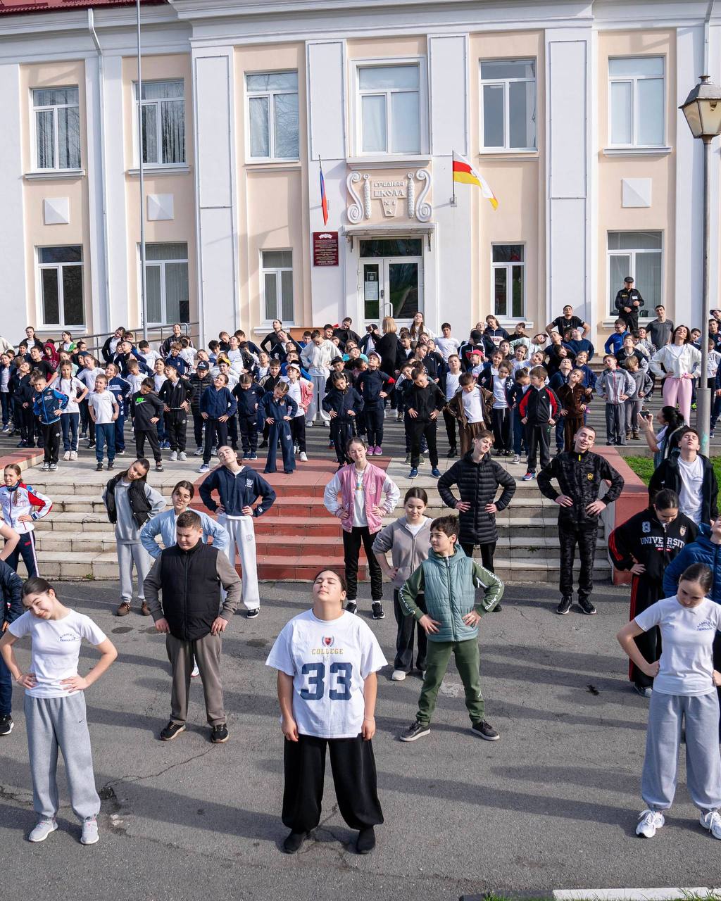 Игроки ФК «Алания» провели зарядку вместе с учениками Аланской гимназии Игроки ФК «Алания» провели зарядку вместе с учениками Аланской гимназии