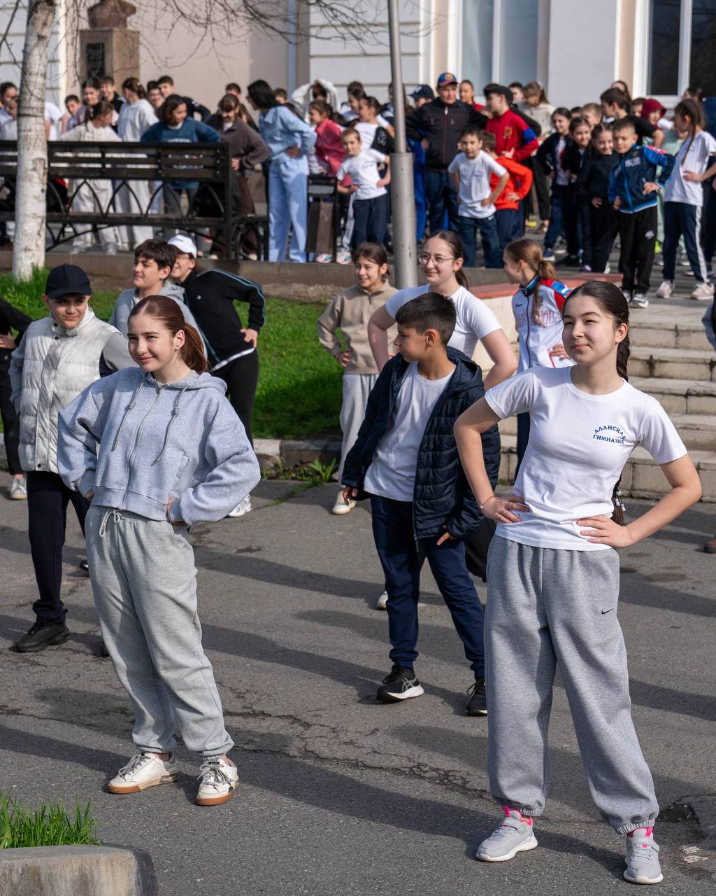 Игроки ФК «Алания» провели зарядку вместе с учениками Аланской гимназии Игроки ФК «Алания» провели зарядку вместе с учениками Аланской гимназии