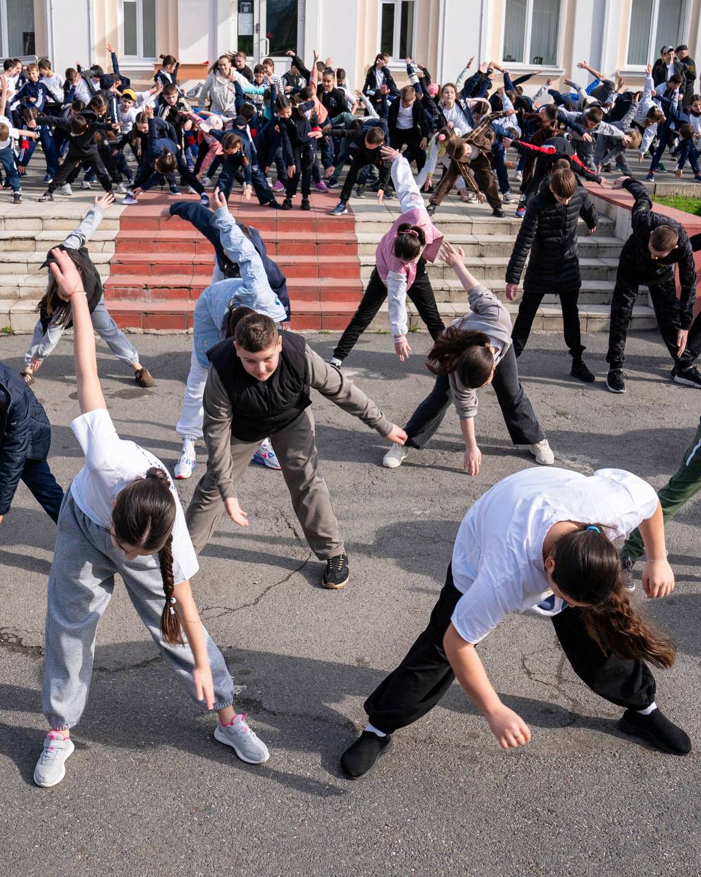 Игроки ФК «Алания» провели зарядку вместе с учениками Аланской гимназии Игроки ФК «Алания» провели зарядку вместе с учениками Аланской гимназии