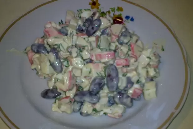 Легкий и вкусный салат с фасолью и крабовыми палочками для быстрого перекуса