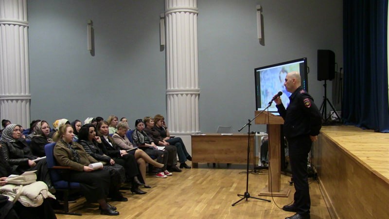 В Северной Осетии инспекторы ПДН ОМВД России по Моздокскому району в рамках общешкольных родительских собраниях рассказывают о необходимости контролировать поведение несовершеннолетних, выстраивать с подростками... В Северной Осетии инспекторы ПДН ОМВД России по Моздокскому району в рамках общешкольных родительских собраниях рассказывают о необходимости контролировать поведение несовершеннолетних, выстраивать с подростками...