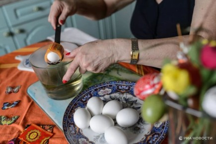 Средняя стоимость пасхального стола, который включает десяток яиц, кулич и творожную пасху, в этом году составляет 818 рублей