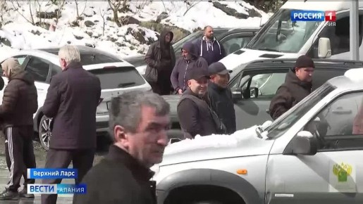 Десятки туристов и водители большегрузов ожидают возможности проехать через российско-грузинскую границу