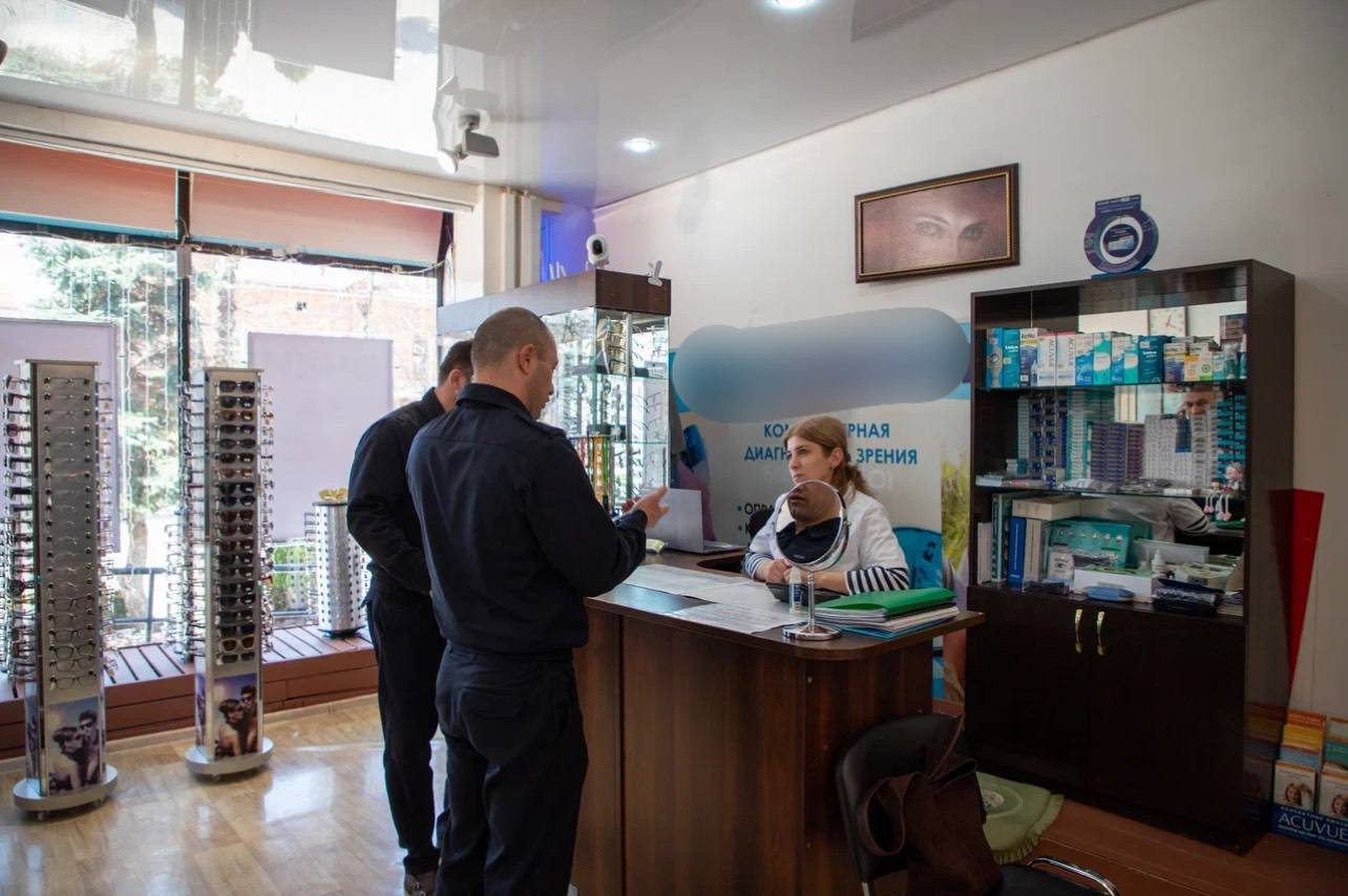 Специалисты Управления по контролю за городским хозяйством АМС Владикавказа проверили вывески на проспекте Мира Специалисты Управления по контролю за городским хозяйством АМС Владикавказа проверили вывески на проспекте Мира