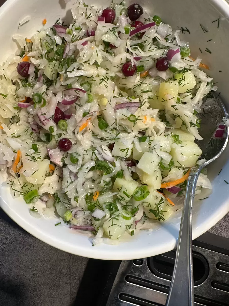 Традиционный салат из квашеной капусты: Вкус, связующий поколения