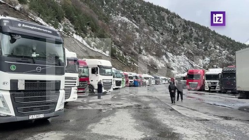 Кадры обстановки на границе России и Грузии на КПП Верхний Ларс, где водители застряли на несколько дней, публикуют "Известия"