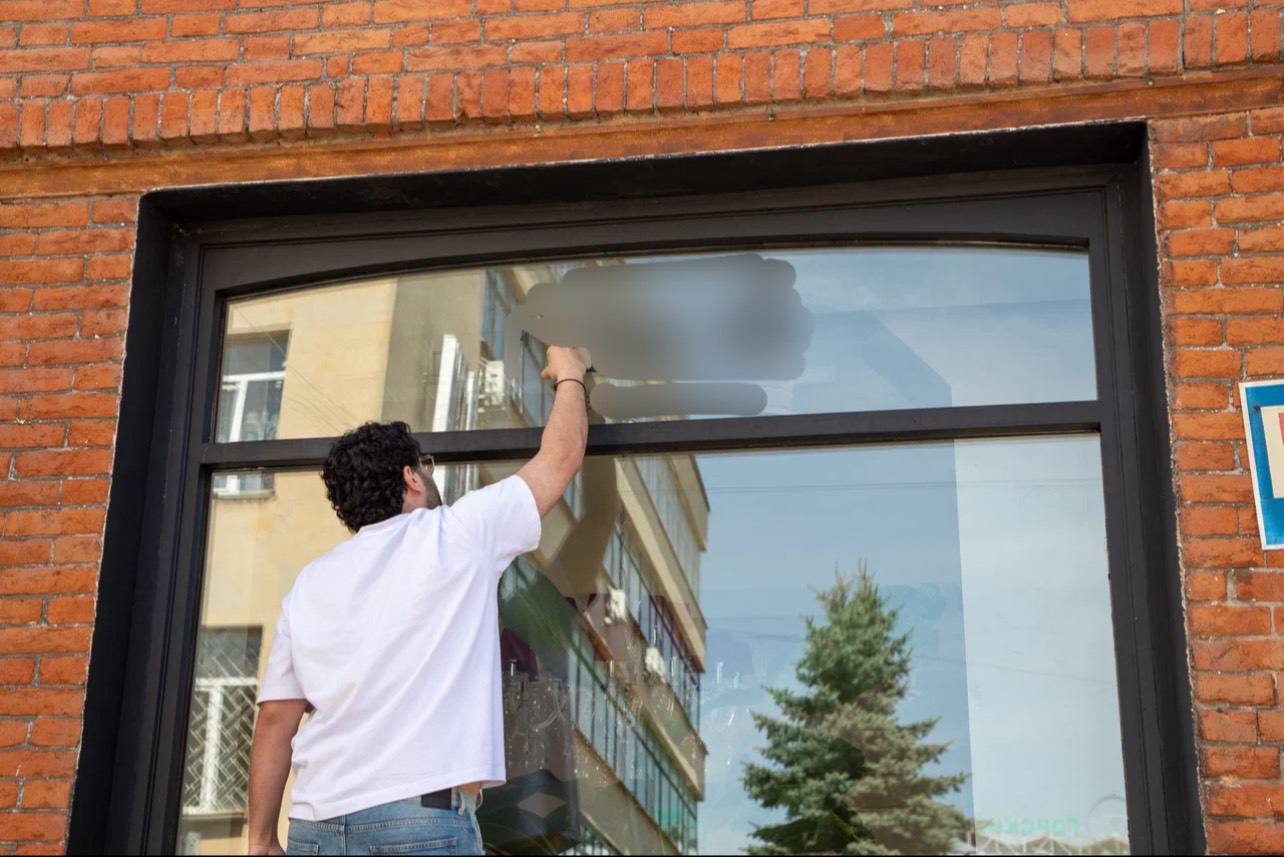 Специалисты Управления по контролю за городским хозяйством АМС Владикавказа проверили вывески на проспекте Мира Специалисты Управления по контролю за городским хозяйством АМС Владикавказа проверили вывески на проспекте Мира