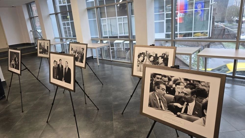 В московском Центре культур Высшей школы экономики сегодня в 19:00 состоится премьерный для столичной аудитории показ фильма Тимура Кусова "Александр Дзасохов В московском Центре культур Высшей школы экономики сегодня в 19:00 состоится премьерный для столичной аудитории показ фильма Тимура Кусова "Александр Дзасохов