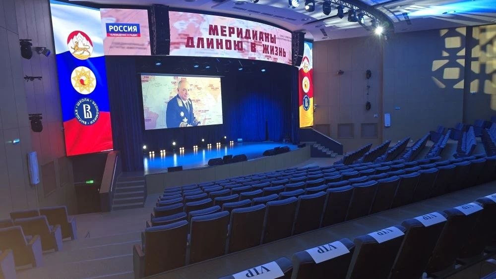 В московском Центре культур Высшей школы экономики сегодня в 19:00 состоится премьерный для столичной аудитории показ фильма Тимура Кусова "Александр Дзасохов