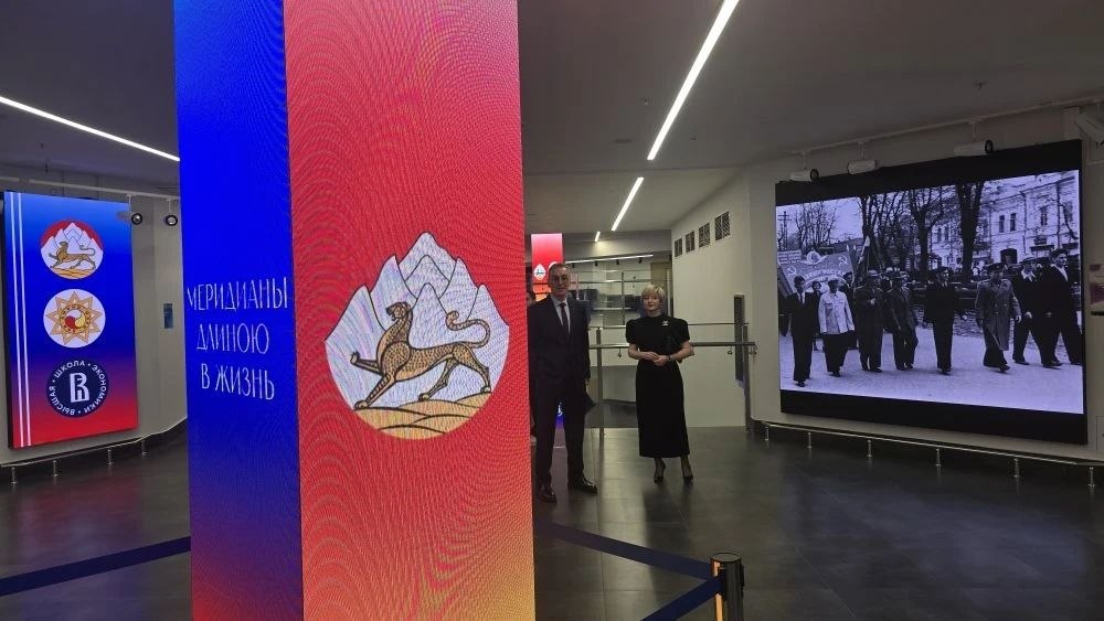 В московском Центре культур Высшей школы экономики сегодня в 19:00 состоится премьерный для столичной аудитории показ фильма Тимура Кусова "Александр Дзасохов В московском Центре культур Высшей школы экономики сегодня в 19:00 состоится премьерный для столичной аудитории показ фильма Тимура Кусова "Александр Дзасохов