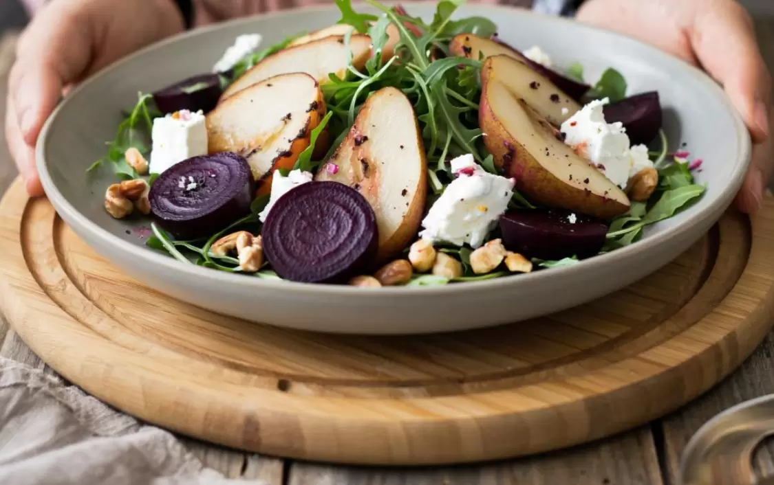 Осенний аромат: грушево-свекольный салат с козьим сыром как кулинарный шедевр