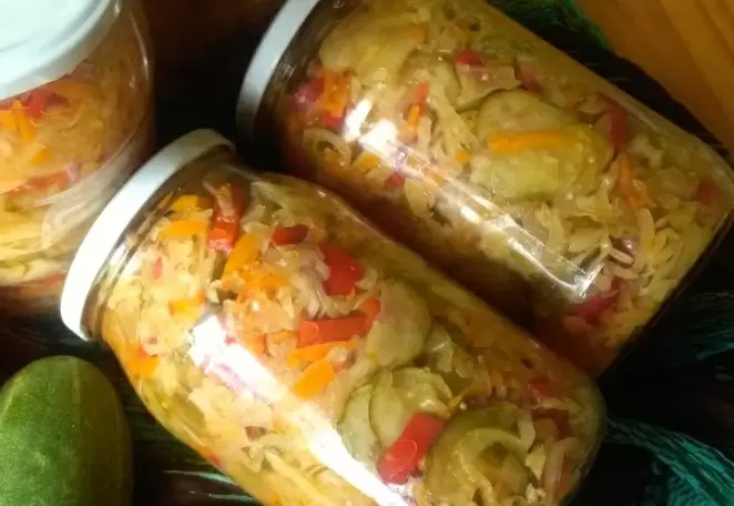 Простой и вкусный рецепт маринованного салата с капустой и огурцами на зиму