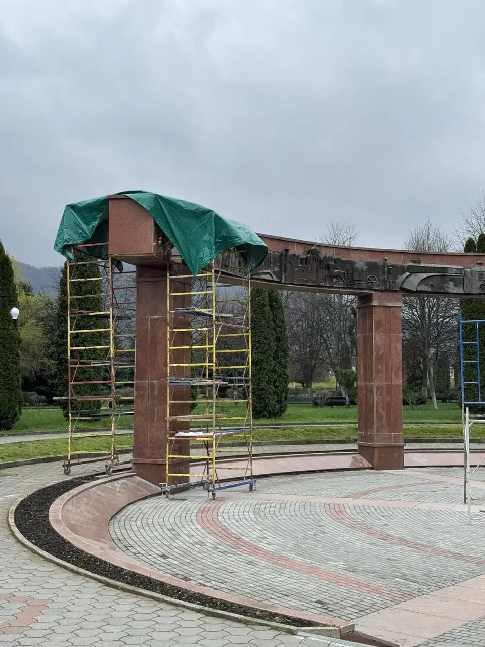 Начинаем реставрацию скульптурной группы «Послы у императрицы» на Мемориале Славы