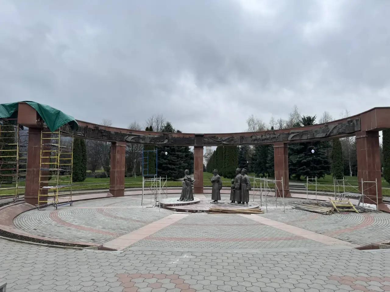 Начинаем реставрацию скульптурной группы «Послы у императрицы» на Мемориале Славы Начинаем реставрацию скульптурной группы «Послы у императрицы» на Мемориале Славы