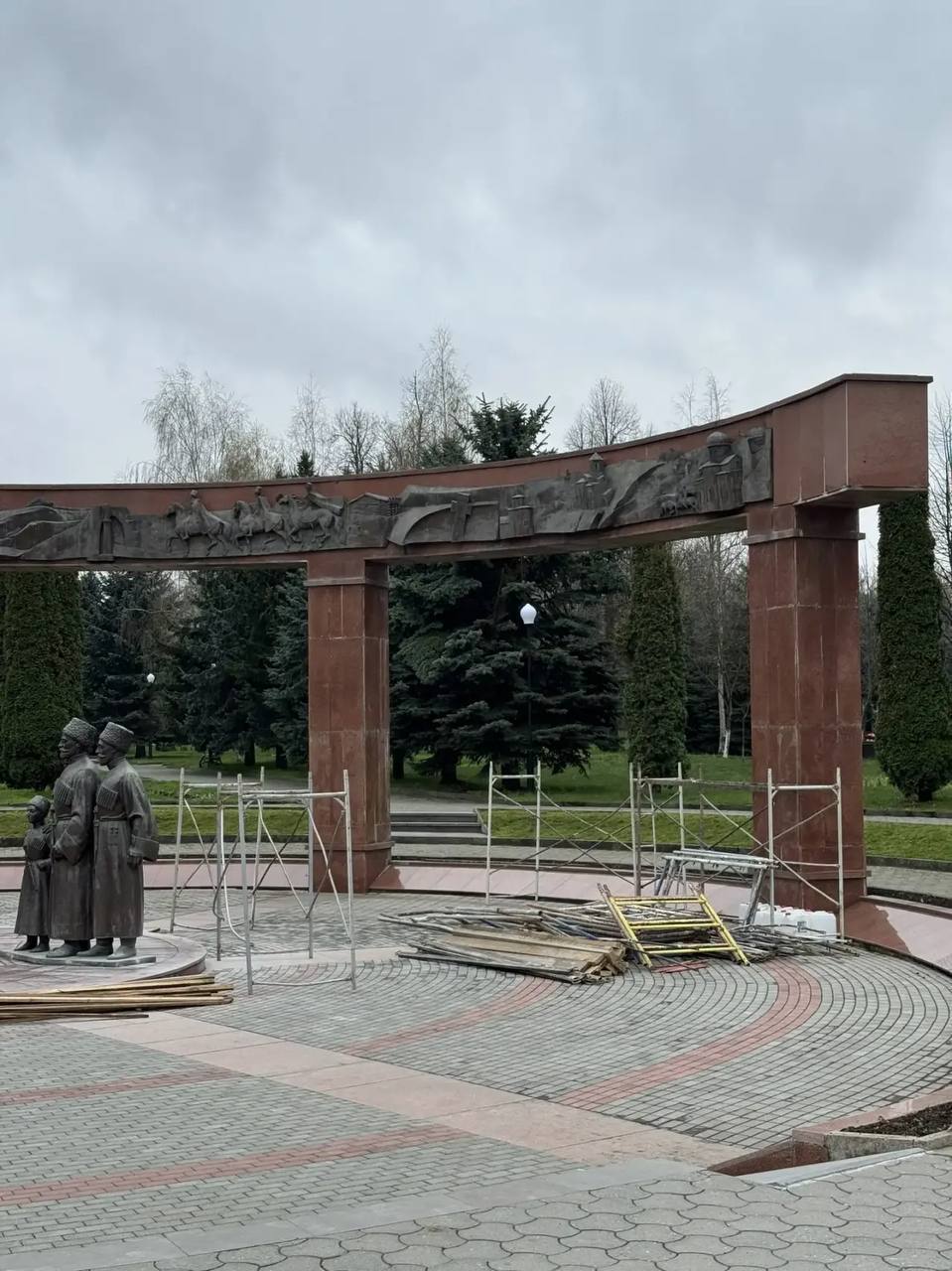 Начинаем реставрацию скульптурной группы «Послы у императрицы» на Мемориале Славы Начинаем реставрацию скульптурной группы «Послы у императрицы» на Мемориале Славы