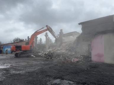 Карьерный экскаватор задействован в разборе завалов на месте обрушившегося после взрыва склада
