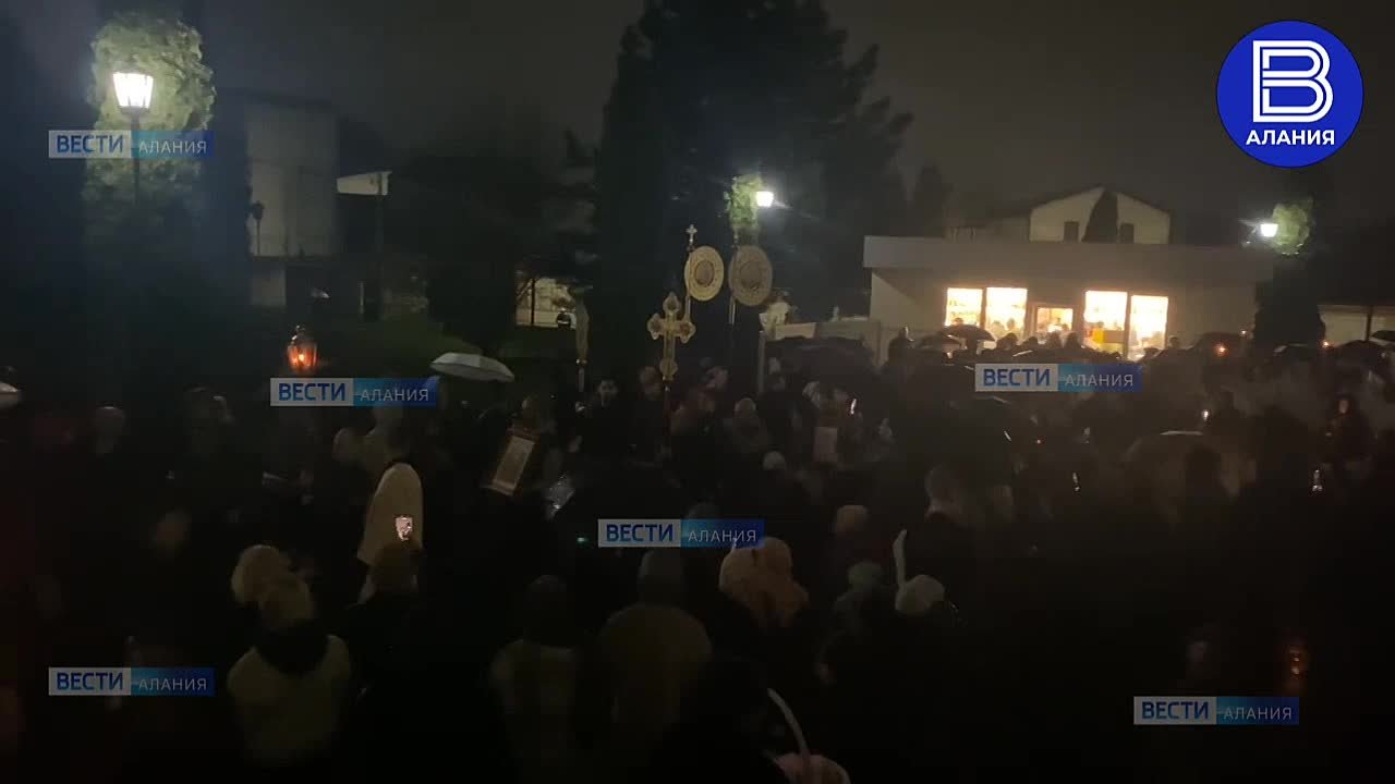 Крестный ход проходит в эти минуты в кафедральном соборе Владикавказа