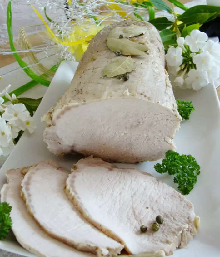 Приготовление свиной вырезки: секреты сочности для бутербродов и салатов