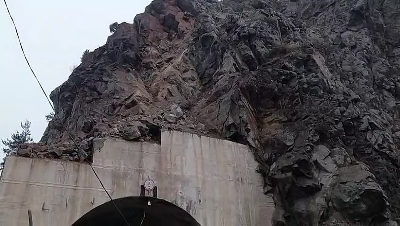 Сильный камнепад на Транскаме, движение по трассе закрыли