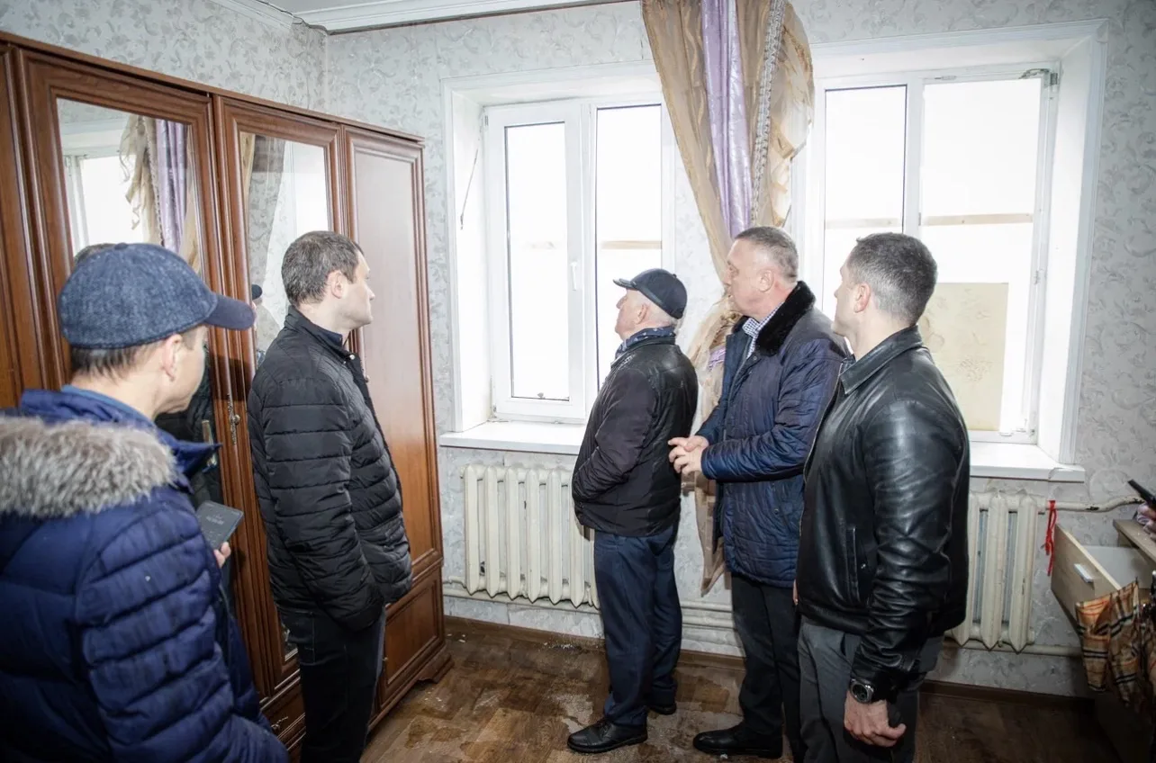 Сотрудники АМС Владикавказа оценивают ущерб от взрыва складских помещений в Партизанском переулке Сотрудники АМС Владикавказа оценивают ущерб от взрыва складских помещений в Партизанском переулке