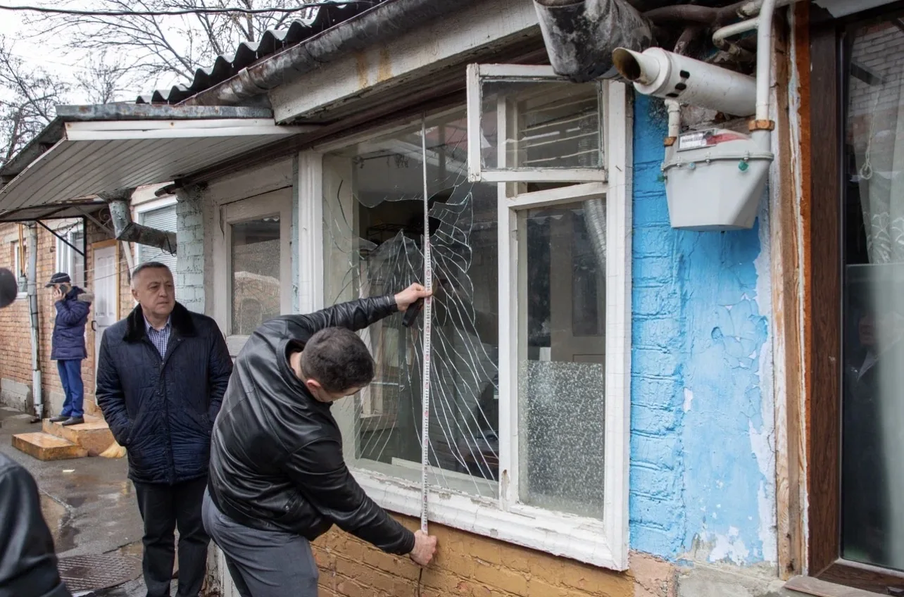 Сотрудники АМС Владикавказа оценивают ущерб от взрыва складских помещений в Партизанском переулке Сотрудники АМС Владикавказа оценивают ущерб от взрыва складских помещений в Партизанском переулке