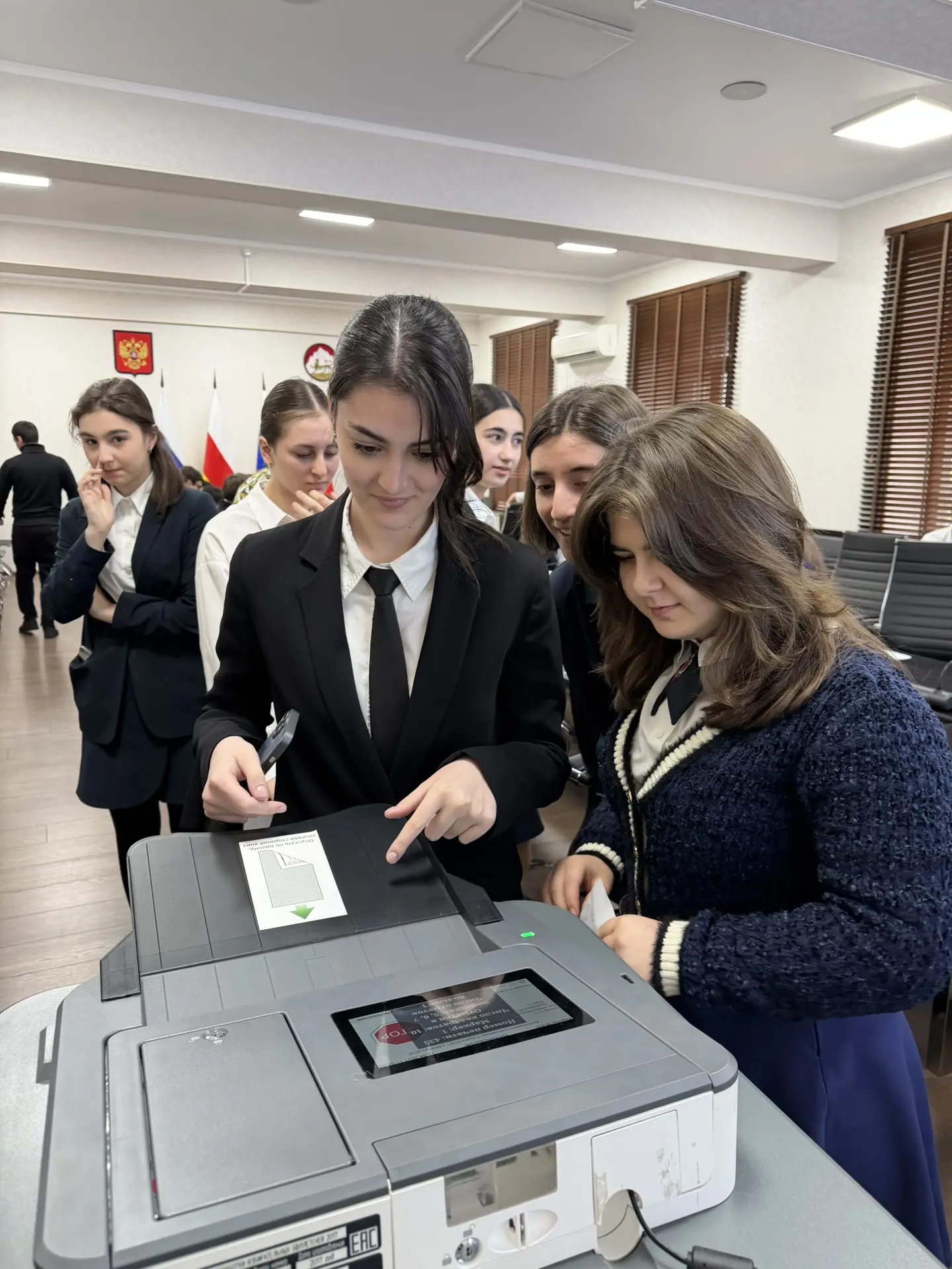 Первый рабочий день недели: в Избирательной комиссии РСО–Алания – снова многолюдно и душевно Первый рабочий день недели: в Избирательной комиссии РСО–Алания – снова многолюдно и душевно