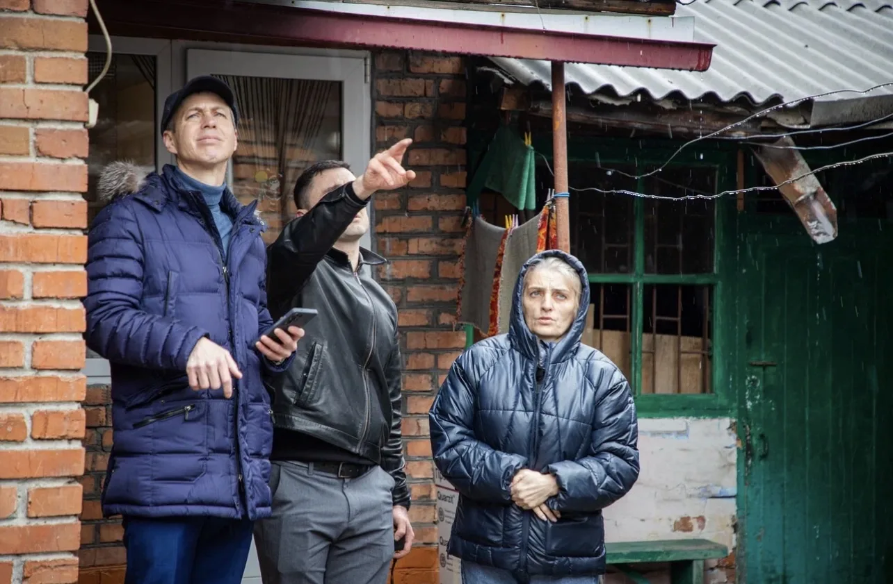 Сотрудники АМС Владикавказа оценивают ущерб от взрыва складских помещений в Партизанском переулке