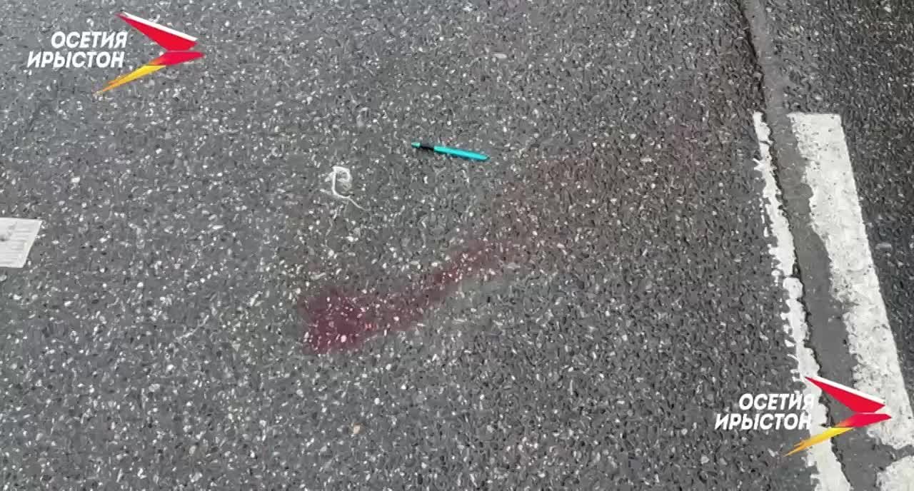 На месте происшествия до сих пор остались следы крови