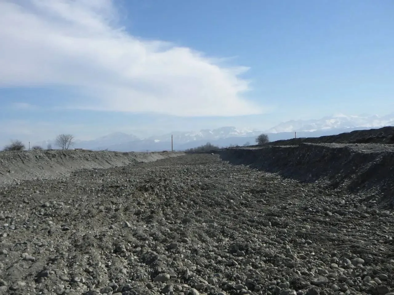 Сергей Меняйло: Продолжаем строительство берегоукрепительных сооружений на реке Фиагдон в селении Дзуарикау Сергей Меняйло: Продолжаем строительство берегоукрепительных сооружений на реке Фиагдон в селении Дзуарикау