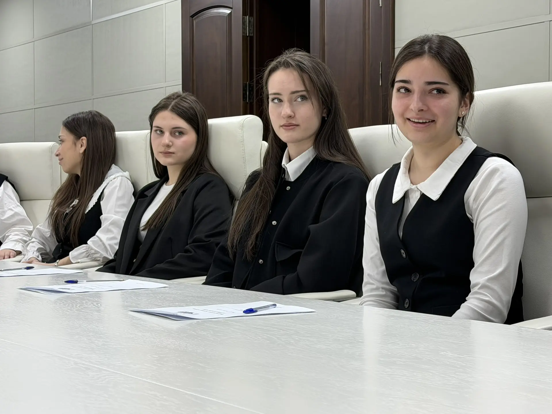 Утро в Избирательной комиссии РСО–Алания уже традиционно начинается с гостей! Утро в Избирательной комиссии РСО–Алания уже традиционно начинается с гостей!