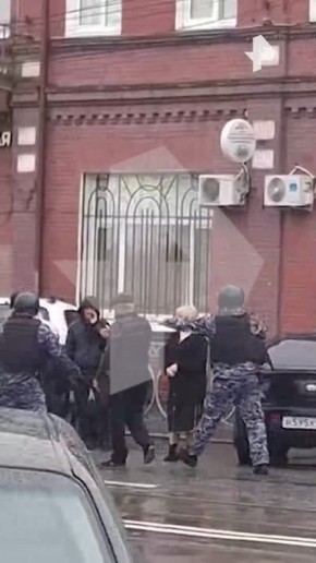 Захват в заложницы сотрудницы букмекерской конторы во Владикавказе попал на видео