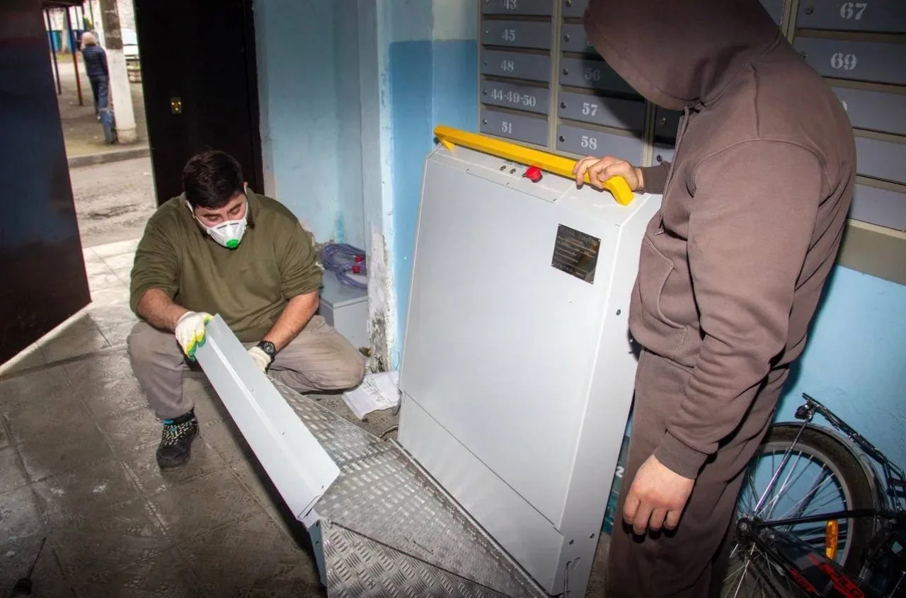 В многоэтажных домах Владикавказа обустраивают электрический подъемник для маломобильных жильцов В многоэтажных домах Владикавказа обустраивают электрический подъемник для маломобильных жильцов