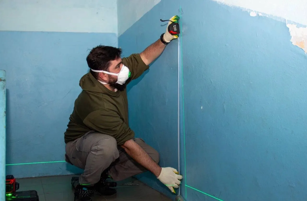 В многоэтажных домах Владикавказа обустраивают электрический подъемник для маломобильных жильцов