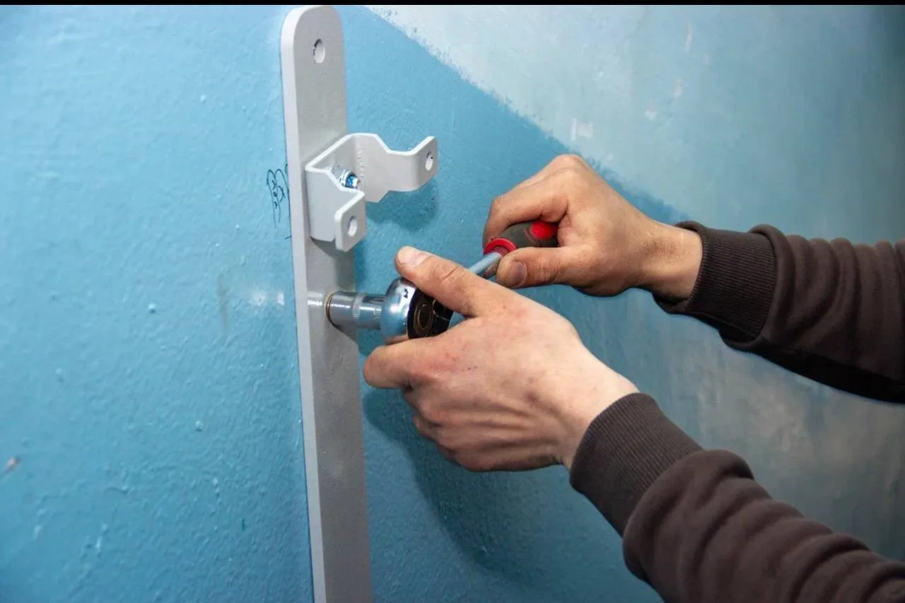 В многоэтажных домах Владикавказа обустраивают электрический подъемник для маломобильных жильцов В многоэтажных домах Владикавказа обустраивают электрический подъемник для маломобильных жильцов