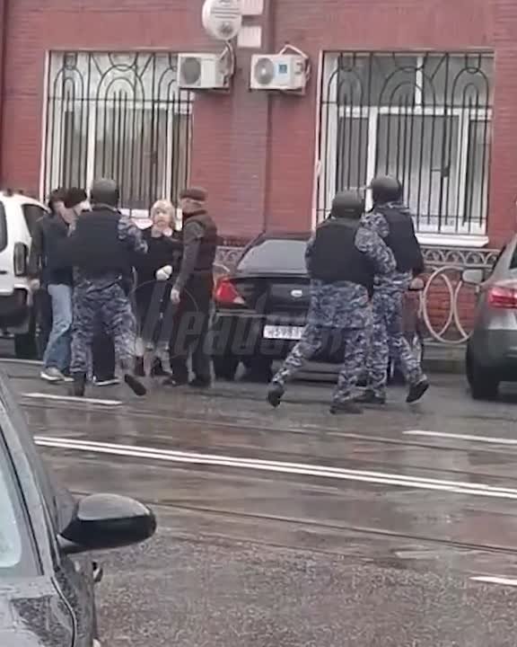 «Верните мои деньги или я прикончу её!»: Лудоман с ружьём ворвался в букмекерскую контору и взял в заложники кассиршу