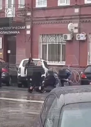 Сотрудники Росгвардии обезвредили вооруженного мужчину во Владикавказе, который удерживал женщину в заложниках