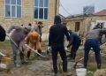 Бывшие заложники Беслана помогают восстанавливать школу в дагестанском поселке Мамедкала, которая серьезно пострадала во время наводнений