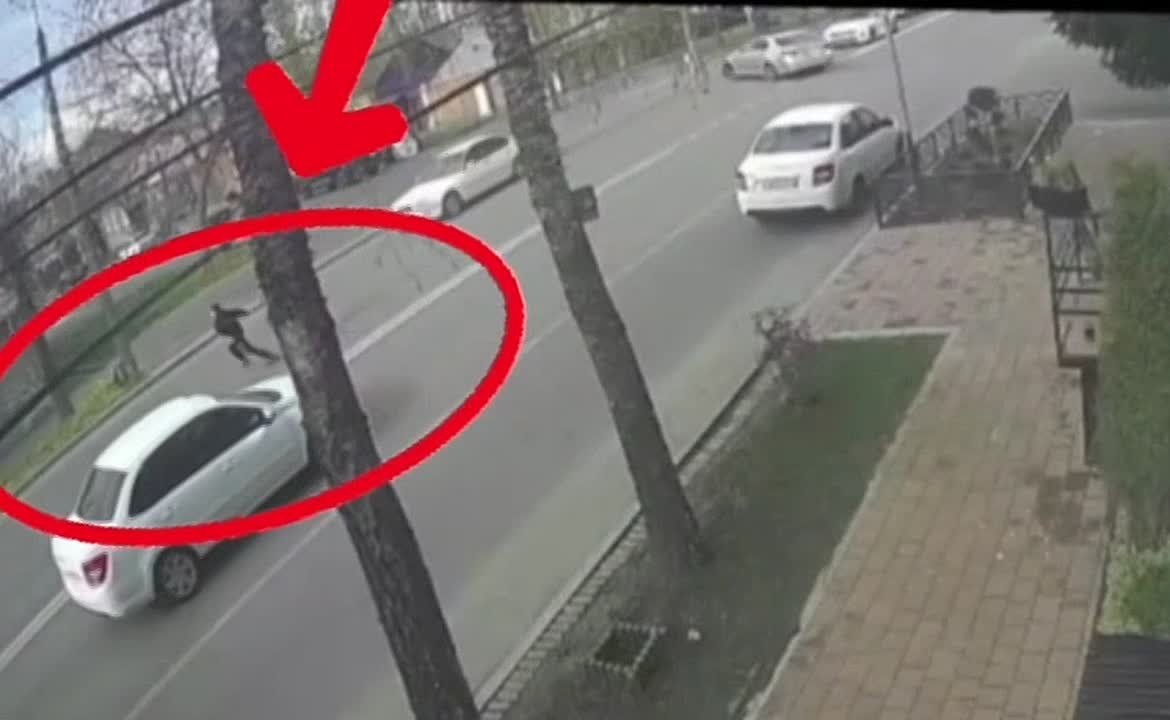 12-летний подросток попал под машину, перебегая дорогу в неположенном месте