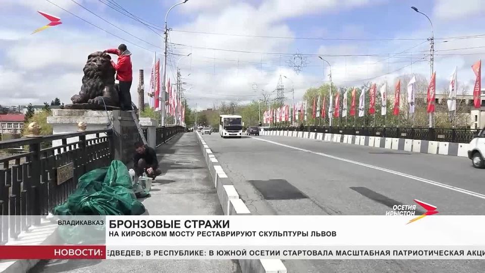 На Кировском мосту реставрируют скульптуры львов