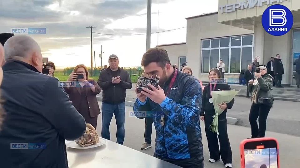 Победителя и призеров ЧЕ по спортивной борьбе чествовали в аэропорту "Владикавказ"