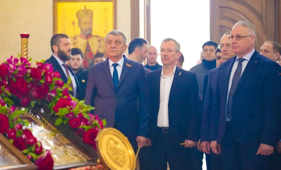 Глава РСО – Алания Сергей Меняйло посетил кафедральный собор святого великомученика Георгия Победоносца, где архиепископ Владикавказский и Аланский Герасим провел Божественную литургию в честь 15-летия воссоздания... Глава РСО – Алания Сергей Меняйло посетил кафедральный собор святого великомученика Георгия Победоносца, где архиепископ Владикавказский и Аланский Герасим провел Божественную литургию в честь 15-летия воссоздания...
