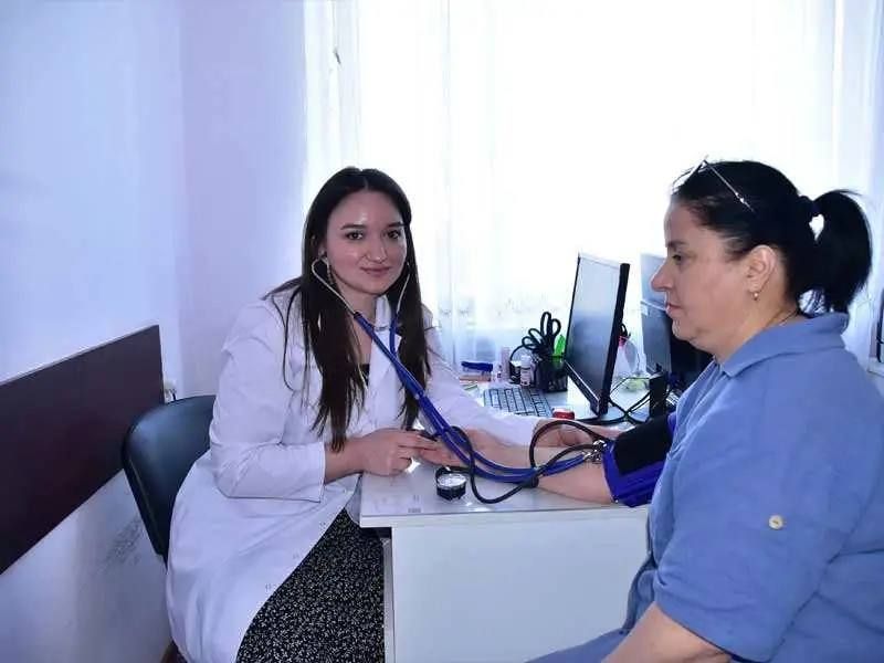ИЗ СВЕЖЕГО НОМЕРА. . Универсальный солдат медицины В системе здравоохранения есть профессия, которую по праву называют «передовой», или «первым рубежом»