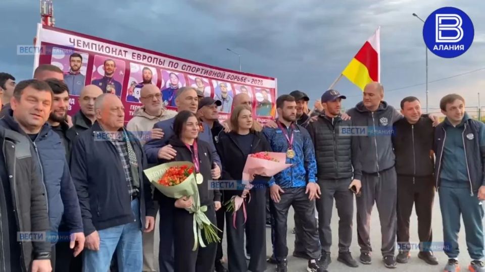 Победителя и призеров ЧЕ по спортивной борьбе чествовали в аэропорту "Владикавказ" Победителя и призеров ЧЕ по спортивной борьбе чествовали в аэропорту "Владикавказ"