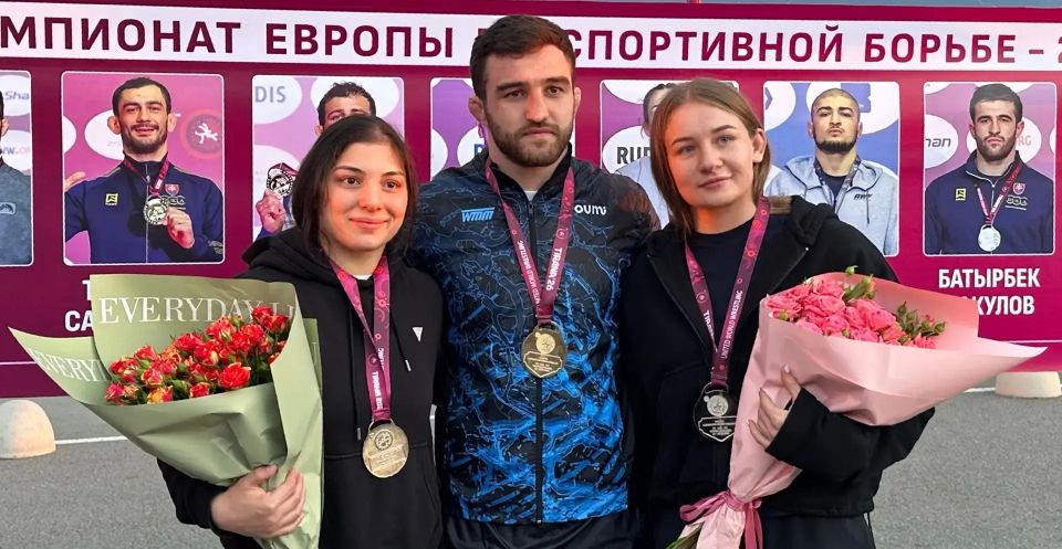 В аэропорту Владикавказа торжественно встретили чемпиона Европы по вольной борьбе Давида Баева, который завоевал золотую медаль на соревнованиях в Тиране, став двухкратным чемпионом В аэропорту Владикавказа торжественно встретили чемпиона Европы по вольной борьбе Давида Баева, который завоевал золотую медаль на соревнованиях в Тиране, став двухкратным чемпионом