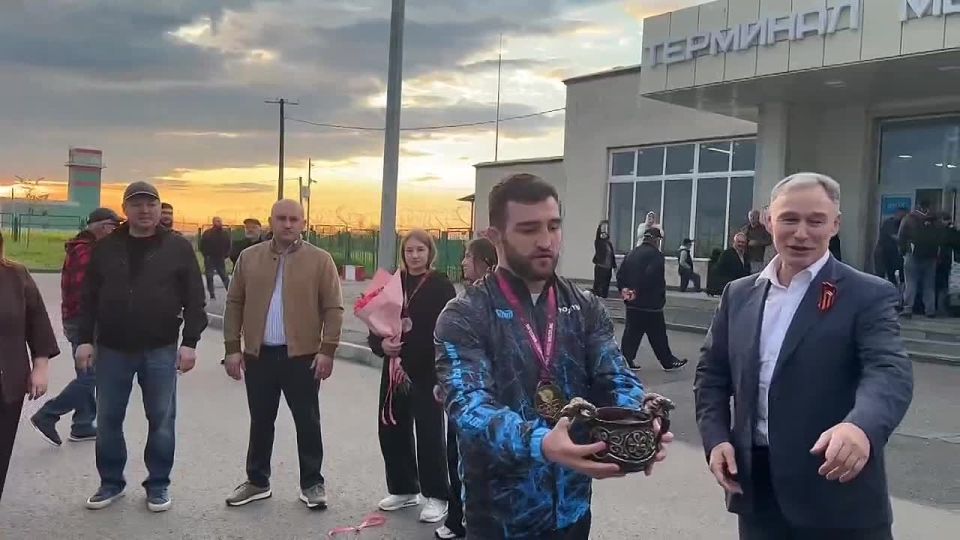 В аэропорту Владикавказа торжественно встретили чемпиона Европы по вольной борьбе Давида Баева, который завоевал золотую медаль на соревнованиях в Тиране, став двухкратным чемпионом