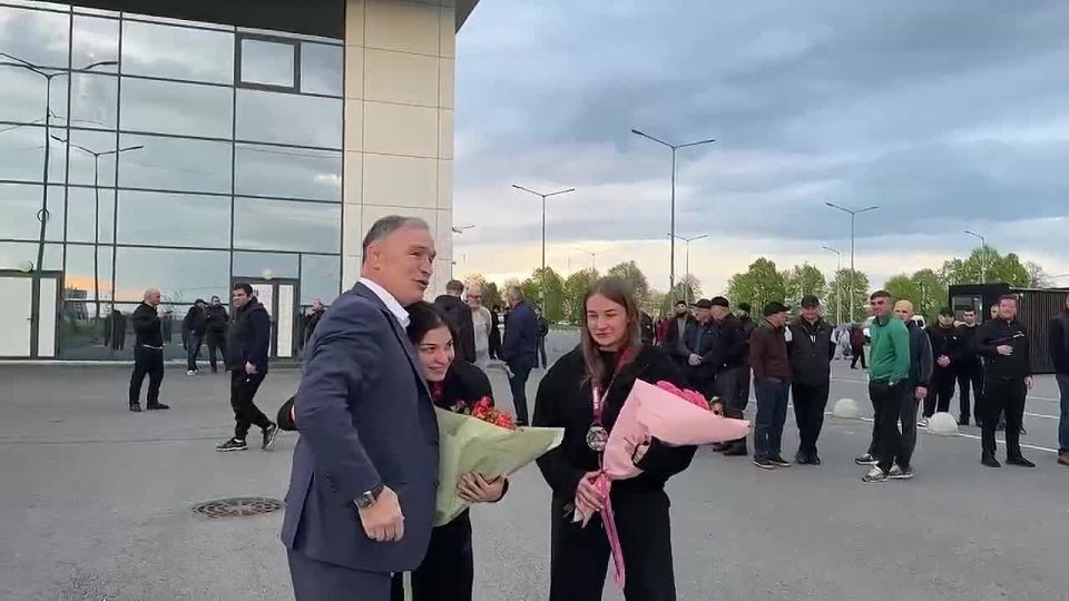Серебряных призеров чемпионата Европы Амину Танделову и Алину Касабиеву торжественно встретили в аэропорту Владикавказа