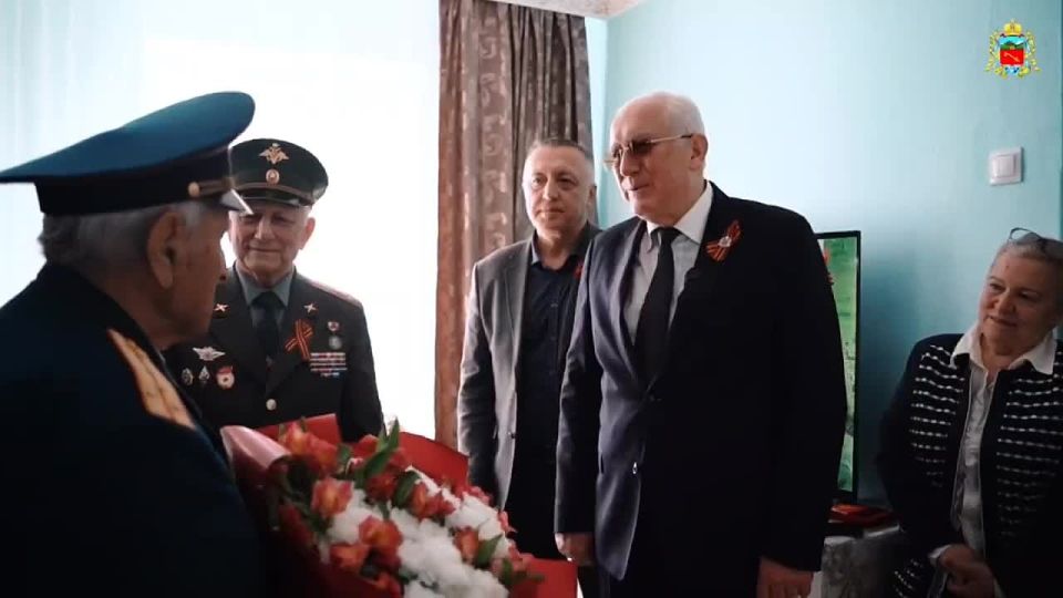 Вячеслав Мильдзихов вручил ветерану Ивану Тимошкину памятную медаль «Владикавказ - Город воинской славы»