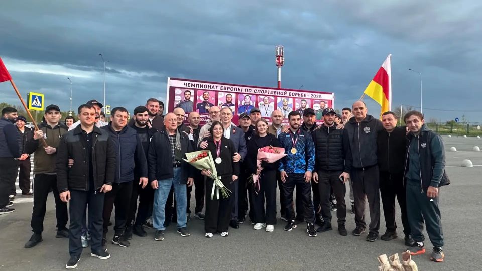 В аэропорту Владикавказа торжественно встретили чемпиона Европы по вольной борьбе Давида Баева, который завоевал золотую медаль на соревнованиях в Тиране, став двухкратным чемпионом В аэропорту Владикавказа торжественно встретили чемпиона Европы по вольной борьбе Давида Баева, который завоевал золотую медаль на соревнованиях в Тиране, став двухкратным чемпионом