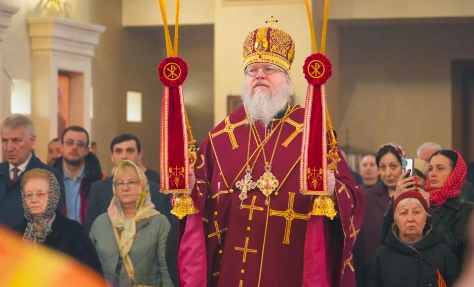 Глава РСО – Алания Сергей Меняйло посетил кафедральный собор святого великомученика Георгия Победоносца, где архиепископ Владикавказский и Аланский Герасим провел Божественную литургию в честь 15-летия воссоздания... Глава РСО – Алания Сергей Меняйло посетил кафедральный собор святого великомученика Георгия Победоносца, где архиепископ Владикавказский и Аланский Герасим провел Божественную литургию в честь 15-летия воссоздания...
